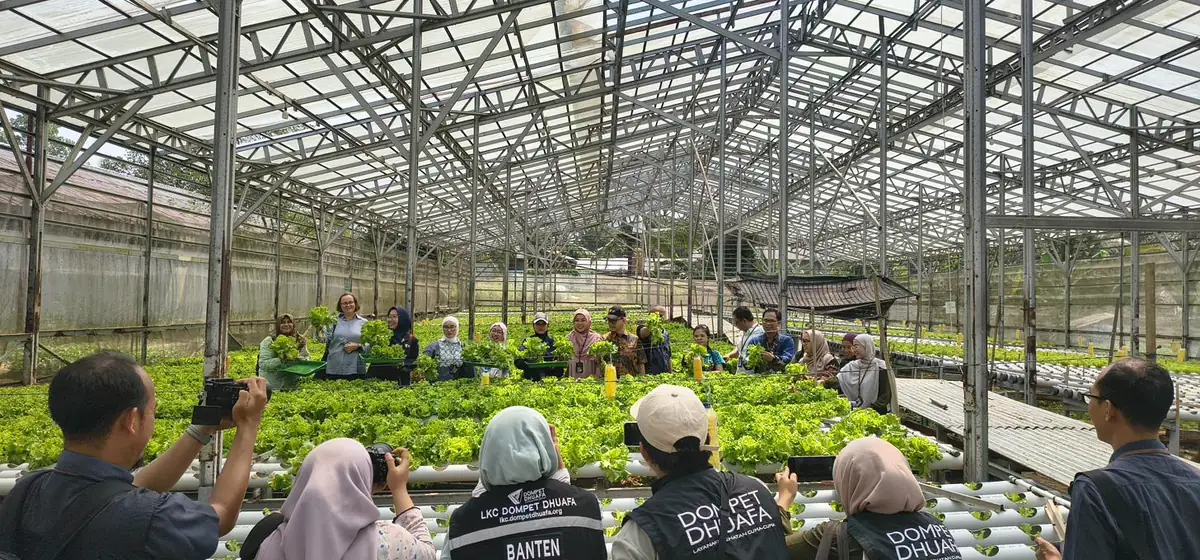 Rombongan pelajar mengikuti kegiatan edukasi hidroponik di dalam greenhouse DD Farm